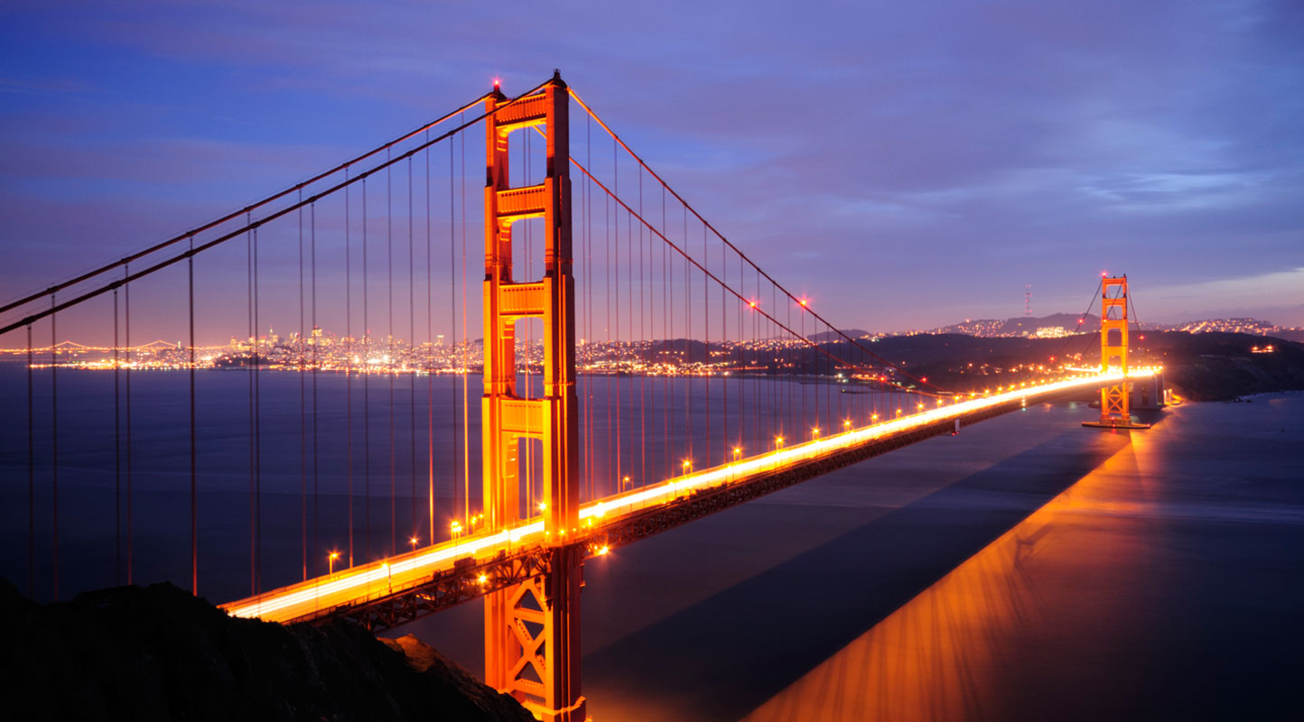 4. Cầu Cổng Vàng (California, Mỹ): Cây cầu dài 1.300 m nối thành phố  San Francisco và hạt Marin mất 4 năm để hoàn tất, với chi phí 35 triệu USD. Đây được coi là một trong những cây cầu đẹp nhất và được chụp ảnh nhiều nhất thế giới.